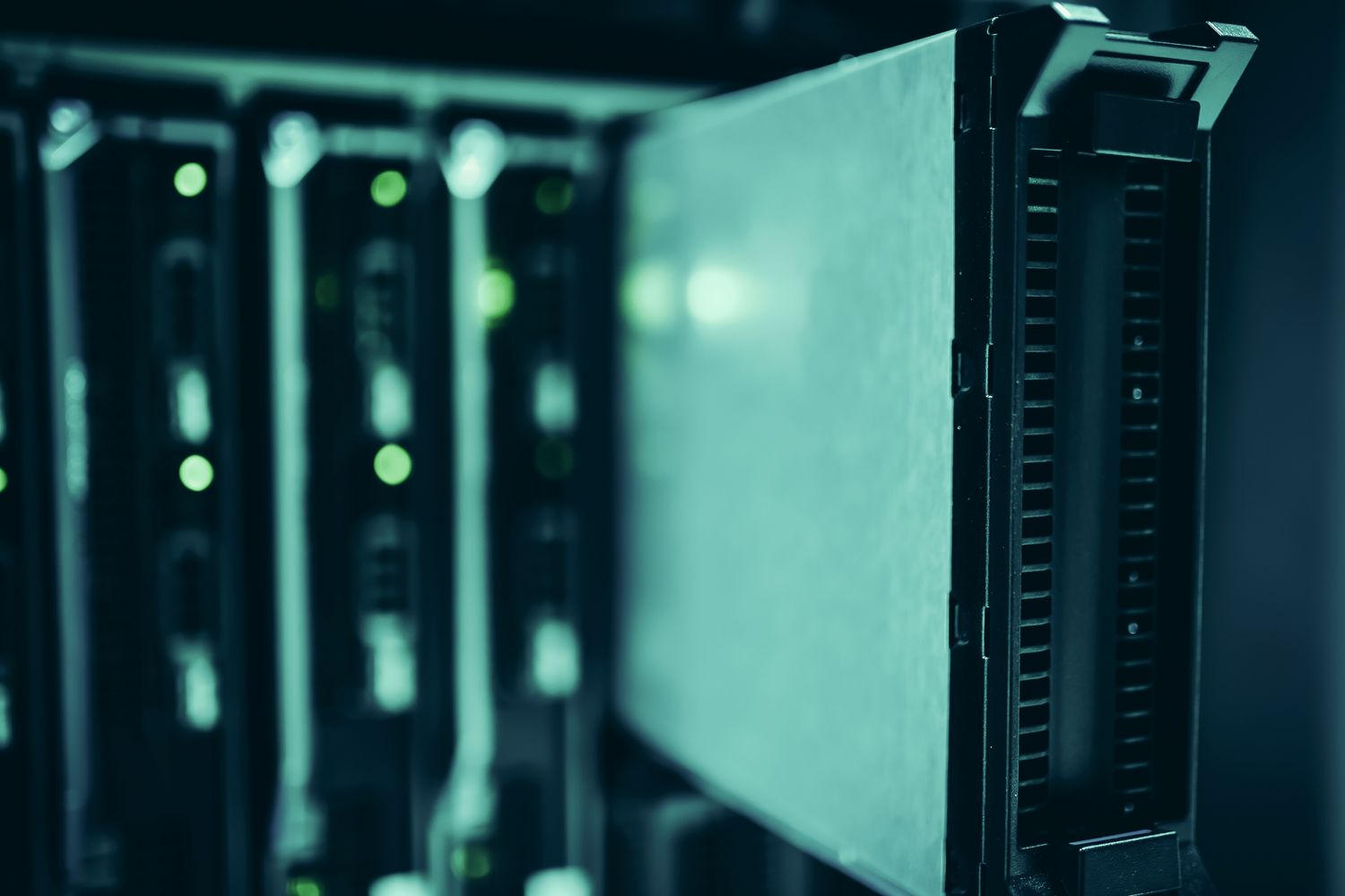Server rack di data center yang menjalankan layanan hosting
