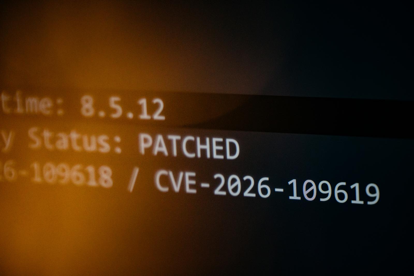 Ilustrasi status patch keamanan dan identifier CVE pada layar terminal
